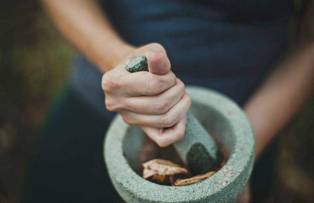 ilustrasi obat herbal (unsplash.com/Katherine Hanlon)