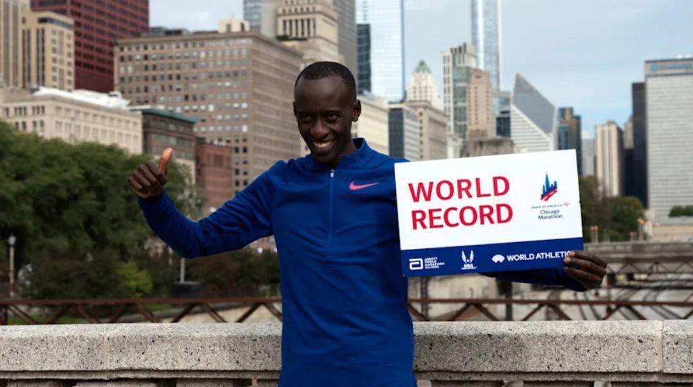 Kelvin Kiptum berpose setelah pecahkan rekor dunia lari maraton pada Chicago Marathon 2023. (olympics.com)