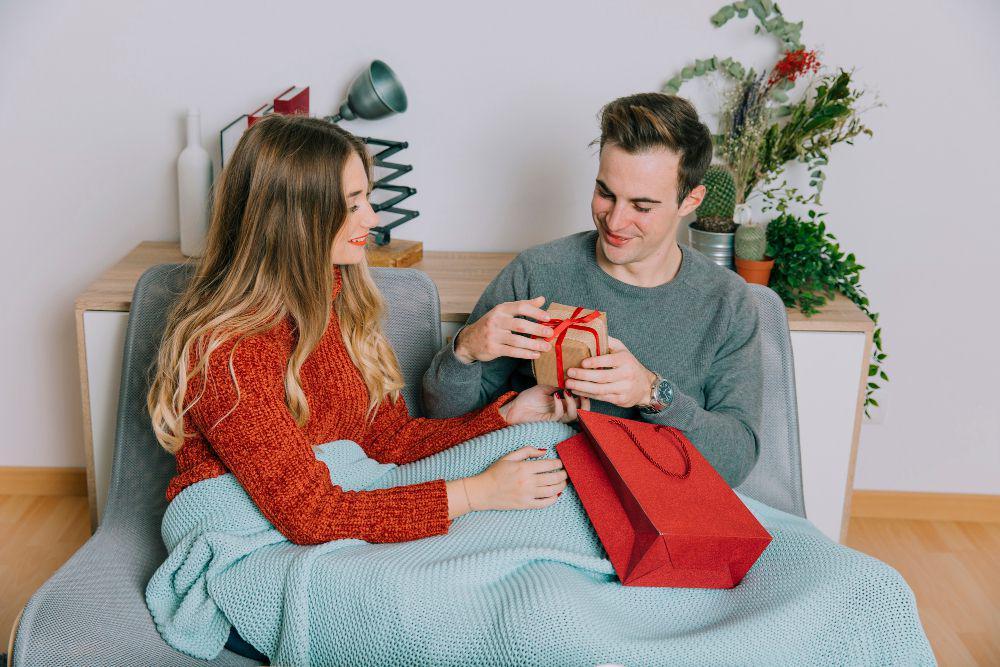 10 Ide Kado Valentine untuk Suami, Buat Dia Terkesan!
