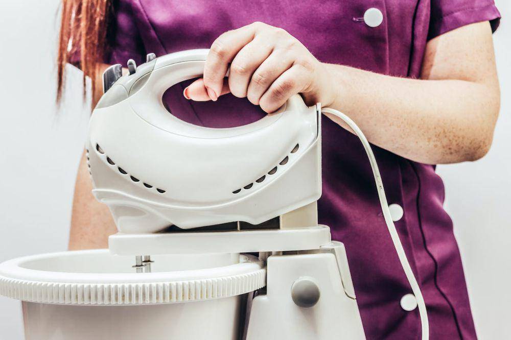 Ilustrasi fitur tambahan stand dan bowl pada hand mixer (pexels.com/breakermaximus)