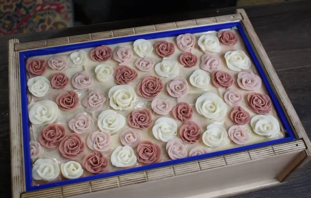 sabun mawar DIY (YouTube.com/Ophelia’s Soapery)