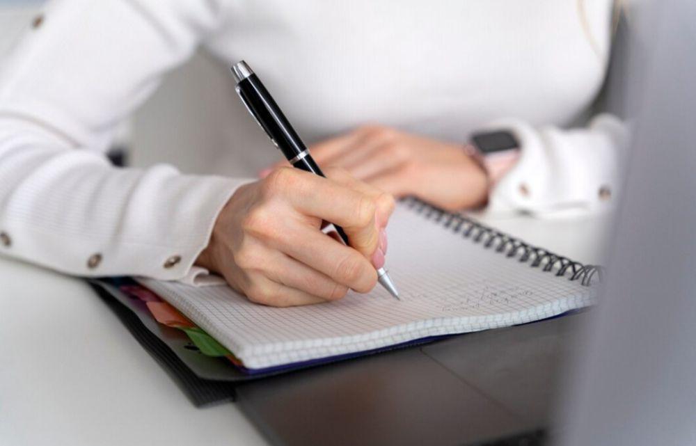 4 Tips Atasi Mood Menulis yang Suka Naik Turun