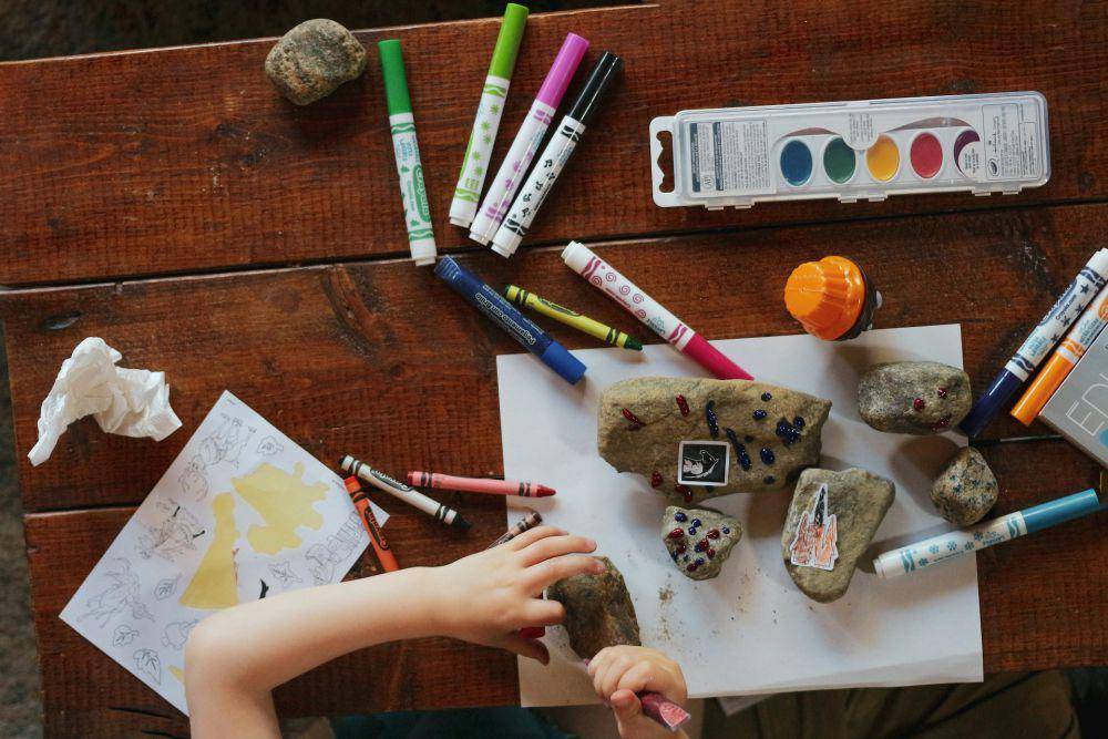 ilustrasi alat dan bahan untuk kegiatan seni anak (unsplash.com/Sigmund)
