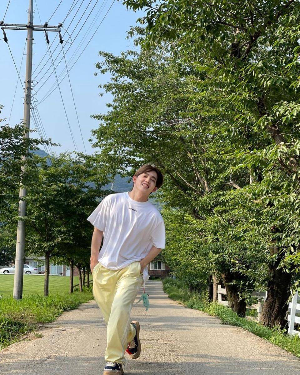 celana oversize ala S.Coups SEVENTEEN (instagram.com/sound_of_coups)