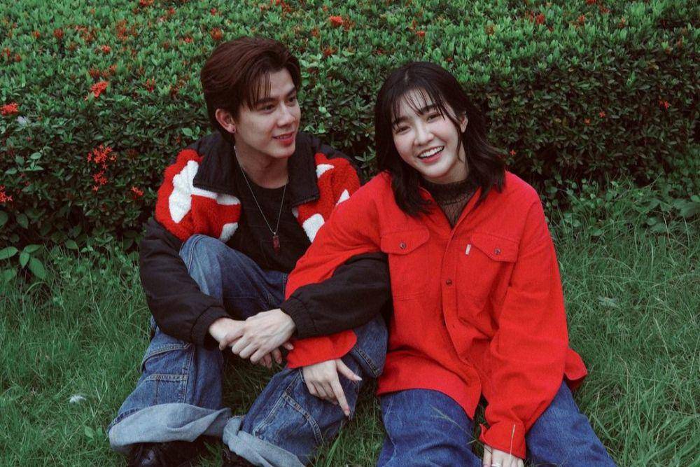 Tonnam Piamchon dan Jennis Oprasert di belakang layar MV "Roller Coaster". (twitter.com/ALIZband)