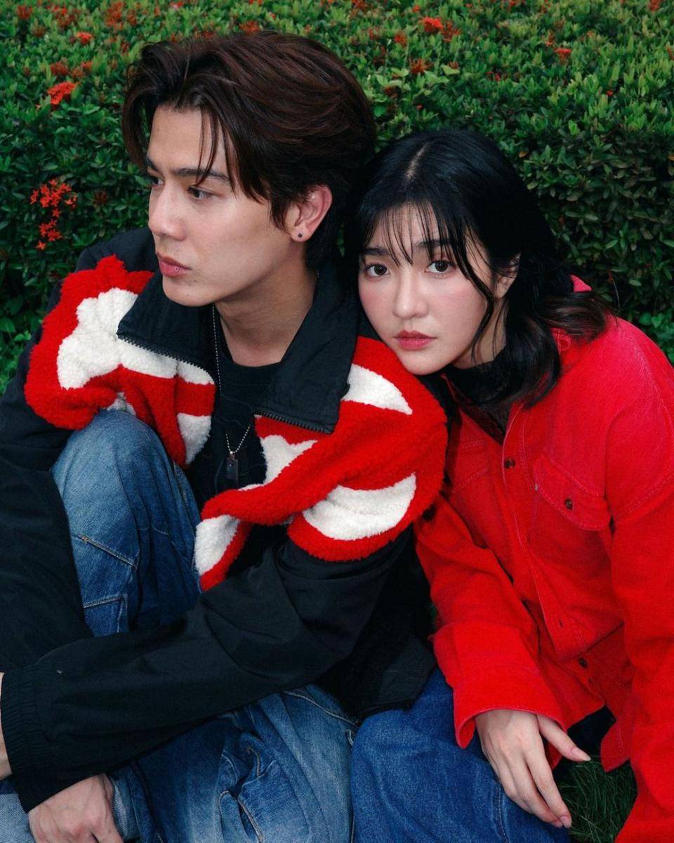Tonnam Piamchon dan Jennis Oprasert di belakang layar MV "Roller Coaster". (twitter.com/ALIZband)