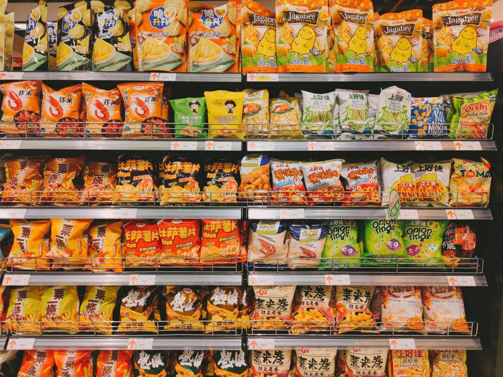 ilustrasi snack di supermarket (unsplash.com/Stephen Kong)