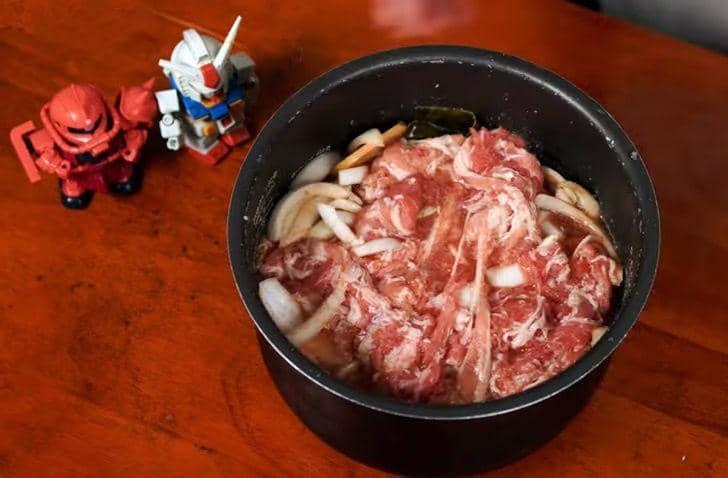 ilustrasi membuat gyudon (youtube.com/CHEF'S LABO 自宅で出来るプロの味)