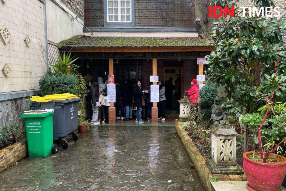 Suasana Pemilu 2024 di KBRI Paris, Prancis (IDN Times/Kurniawan/bt)