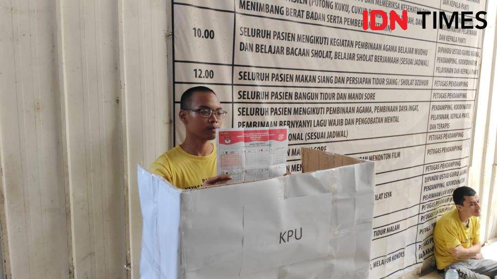 Pasien ODGJ di Yayasan Jamrud Biru Bekasi gelar simulasi pencoblosan. (IDN Times/Imam Faishal)