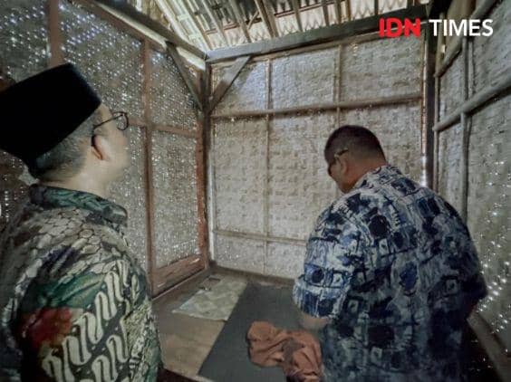 Pj Bupati Banyumas Hanung Cahyo Saputro yang temukan rumah warga kurang baik, Selasa (13/2/2024).(IDN Times/Cokie Sutrisno)