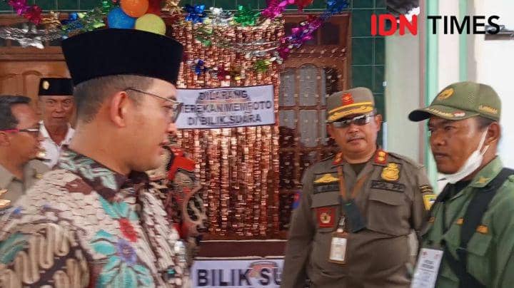 Pj Bupati Banyumas Hanung Cahyo Saputro sebelum banyak warga ingin foto bersama ingatkan linmas untuk jaga kesehatan, Selasa (13/2/2024).(IDN Times/Cokie Sutrisno)