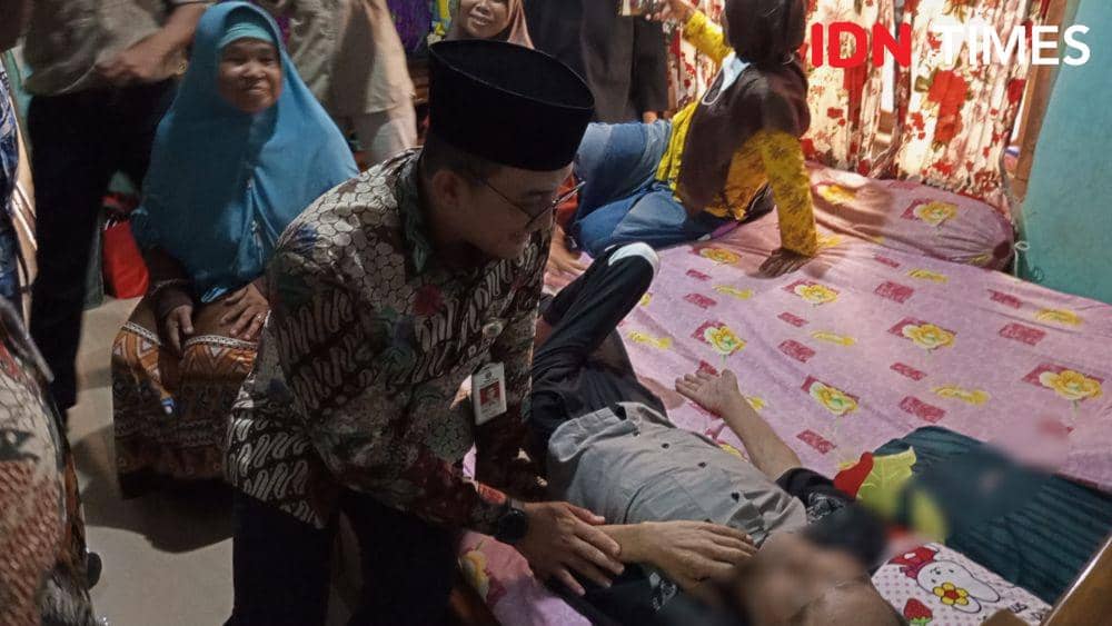 Warga di desa Klapagading yang alami stroke dikunjungi Pj Bupati Banyumas Hanung Cahyo Saputro, Selasa (13/2/2024).(IDN Times/Cokie Sutrisno)