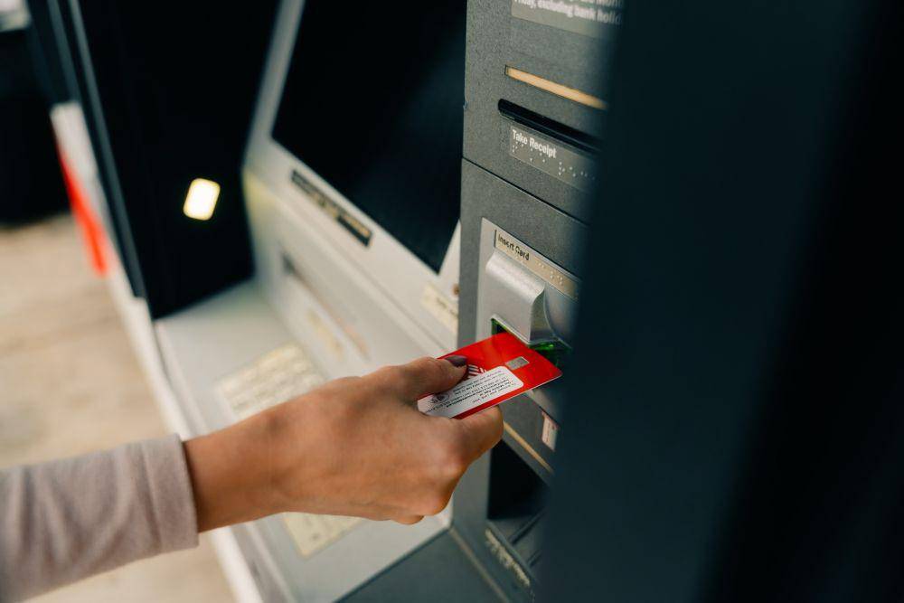 Ilustrasi transaksi melalui akun bank (123rf/ibrester)