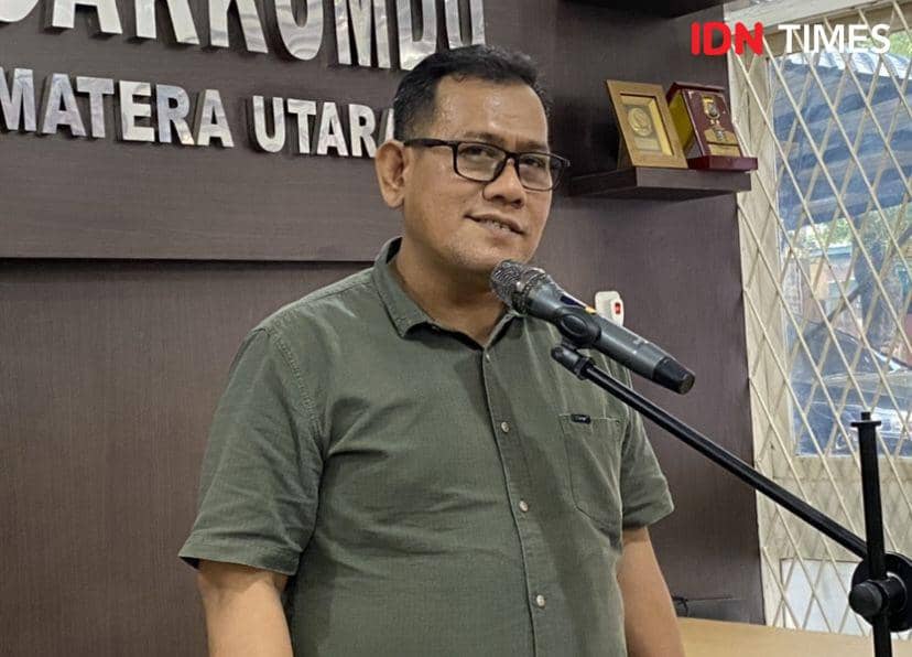 Anggota Bawaslu Sumut, Koordinator Divisi Penanganan Pelanggaran, Johan Alamsyah dalam konprensi pers tentang OTT Tim Sukses Caleg Sibolga (IDN Times/Indah Permata Sari)