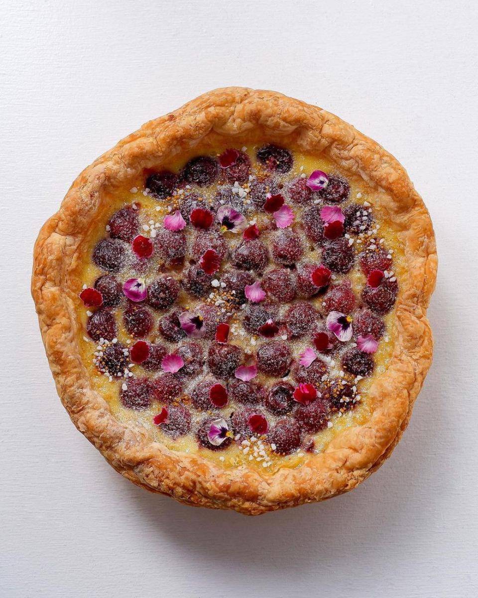 Cherry clafoutis, salah satu dessert khas Prancis. (instagram.com/sayanafewd)