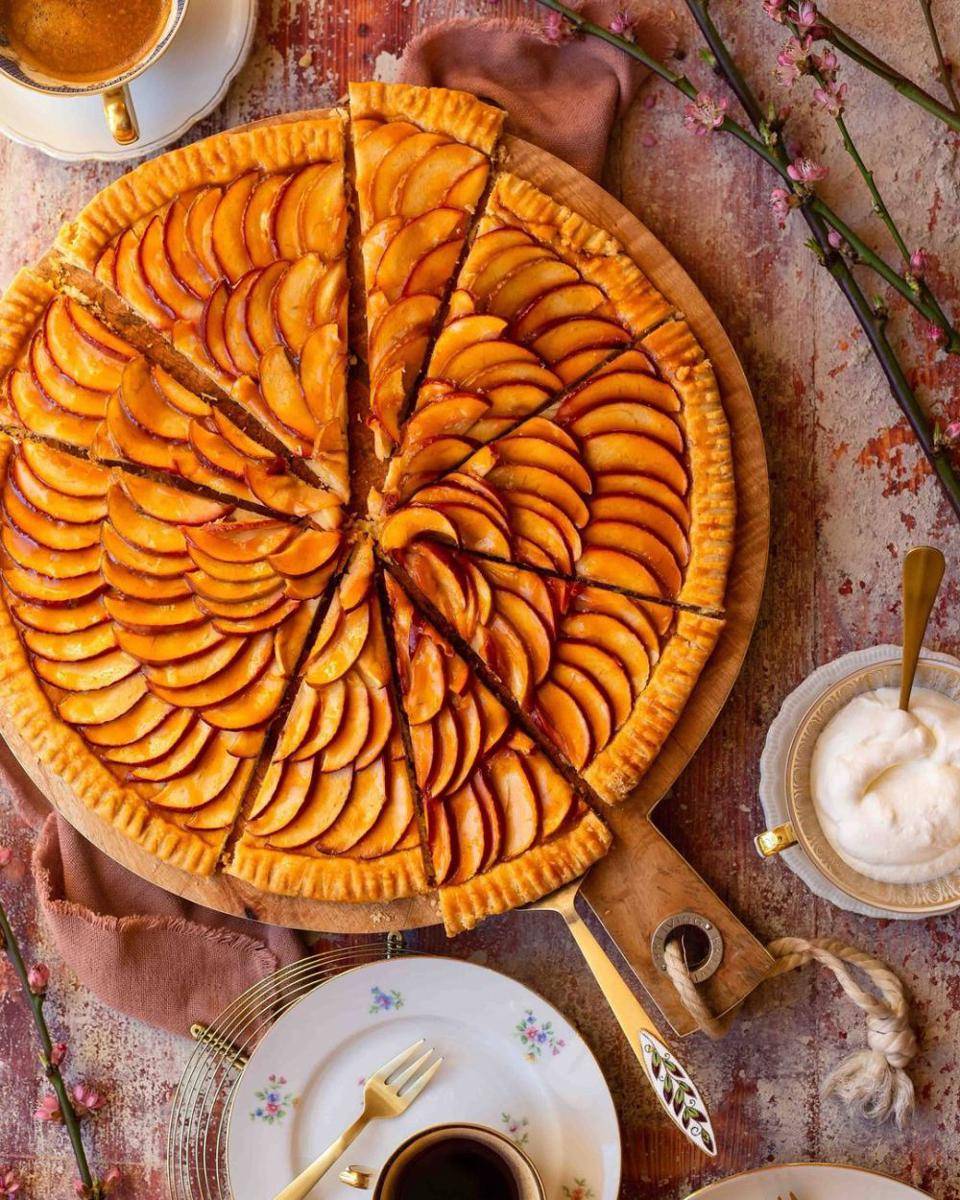 French apple tart, salah satu dessert khas Prancis. (instagram.com/lacrema_patisserie)