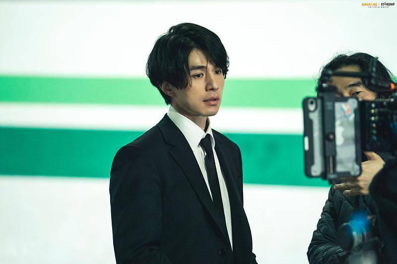 Lee Dong Wook di balik layar drakor A Shop for Killers (post.naver.com/킹콩 by 스타쉽)