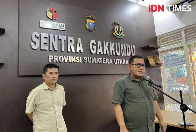 Anggota Bawaslu Sumut, Koordinator Divisi Penanganan Pelanggaran, Johan Alamsyah dalam konprensi pers tentang OTT Tim Sukses Caleg Sibolga (IDN Times/Indah Permata Sari)