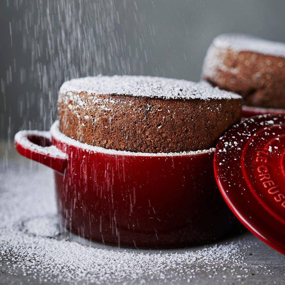 Chocolate Soufflés, salah satu dessert khas Prancis. (instagram.com/surlatable)