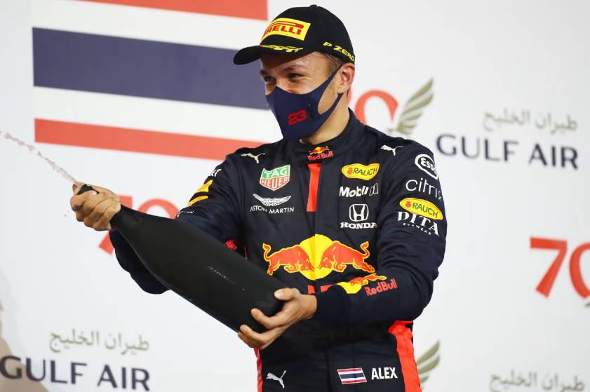 Alexander Albon menyemprotkan champagne untuk merayakan hasil finis podium ketiga di GP Bahrain 2020. (formula1.com)