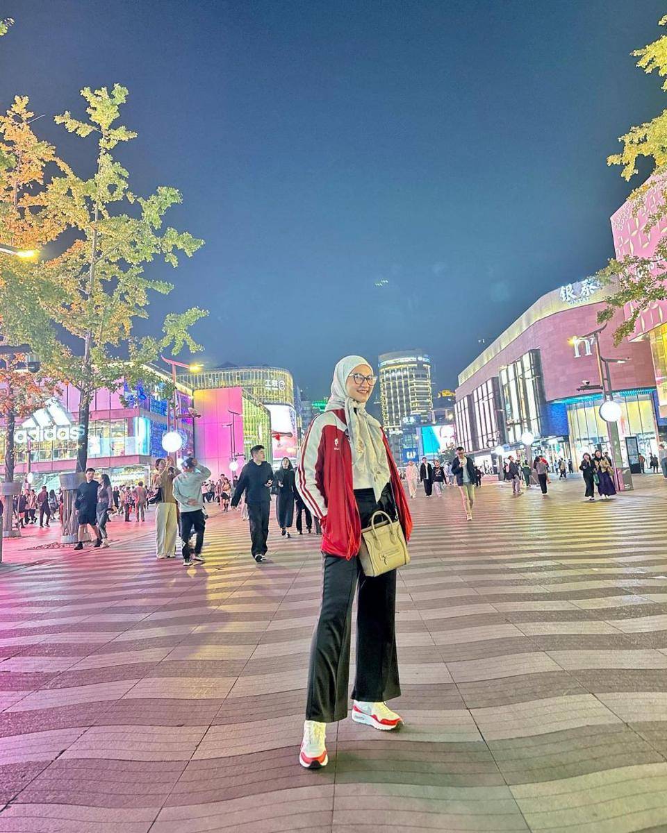 outfit pendukung paslon 03 (instagram.com/angkie.yudistia)