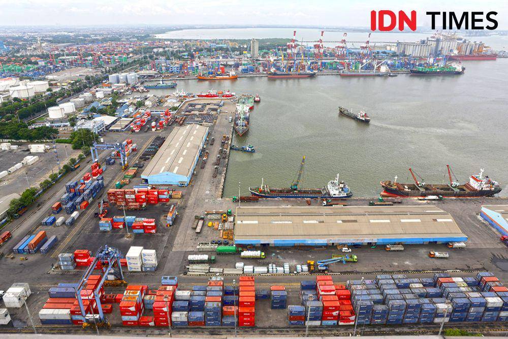 Aktivitas operasional PT SPMT di Pelabuhan Zamrud Nilam Mirah, Surabaya, Jawa Timur (IDN Times/Arifin Al Alamudi)
