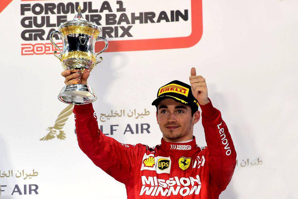 Charles Leclerc mengangkat trofi juara ketiga di GP Bahrain 2019. (twitter.com/Scuderia Ferrari)