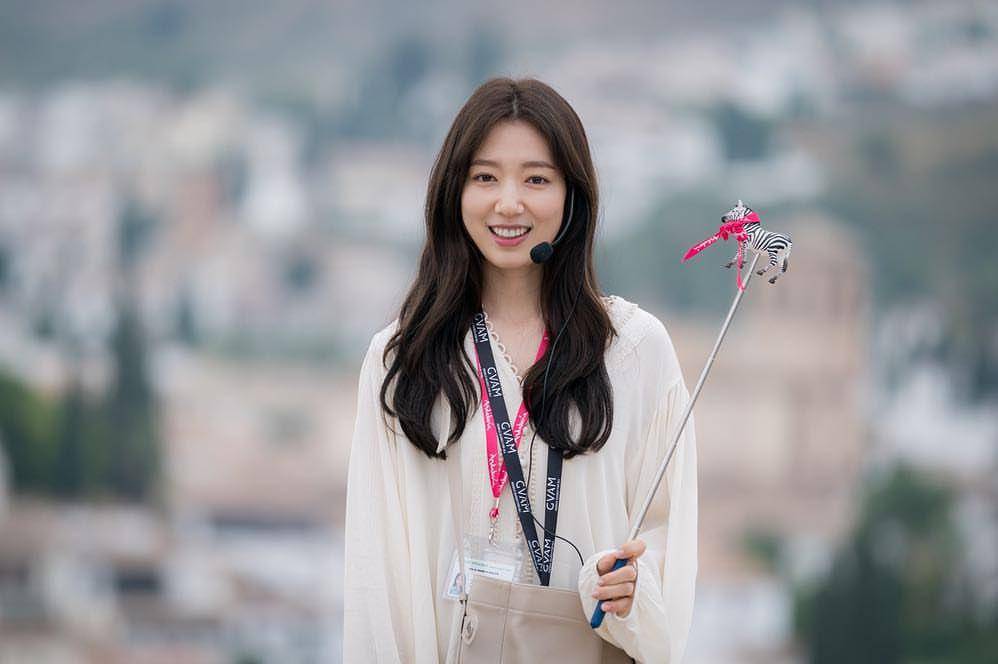Park Shin Hye di drama Memories of the Alhambra (instagram.com/salt_ent)