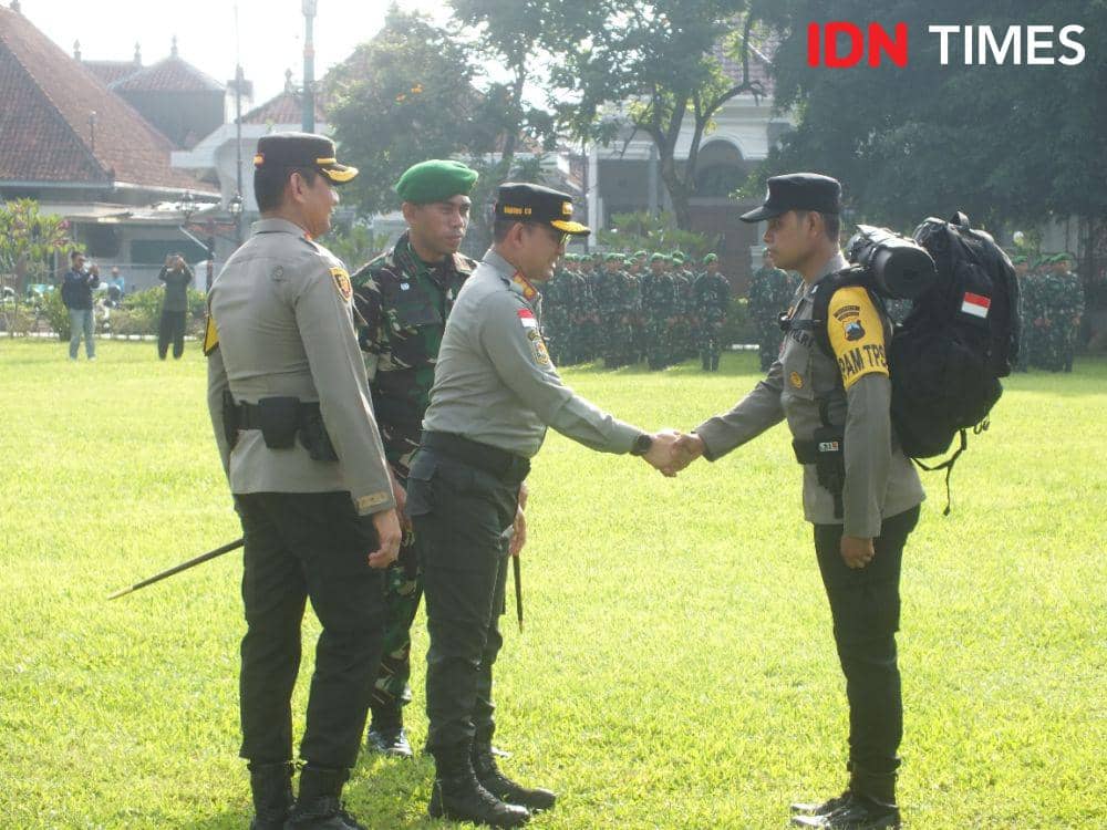 Penyerahan logistik pengamanan pada personil pengaman pemilu 2024, Selasa (13/2/2024).(IDN Times/Cokie Sutrisno)