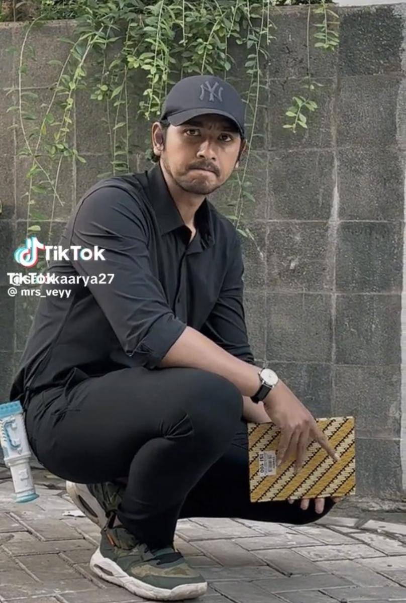 potret Arya Saloka parodikan video viral Mayor Teddy (tiktok.com/salokaarya27)