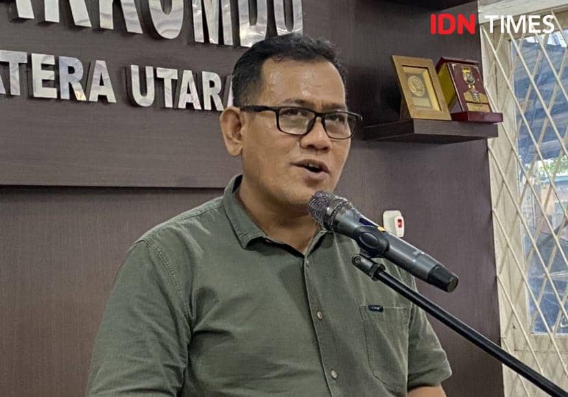 Anggota Bawaslu Sumut, Koordinator Divisi Penanganan Pelanggaran, Johan Alamsyah dalam konprensi pers tentang OTT Tim Sukses Caleg Sibolga (IDN Times/Indah Permata Sari)