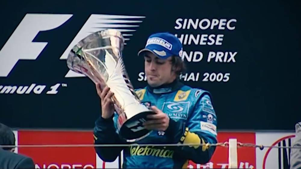 Fernando Alonso memegang trofi kemenangan GP China 2005. (dok.youtube.com/FORMULA 1)