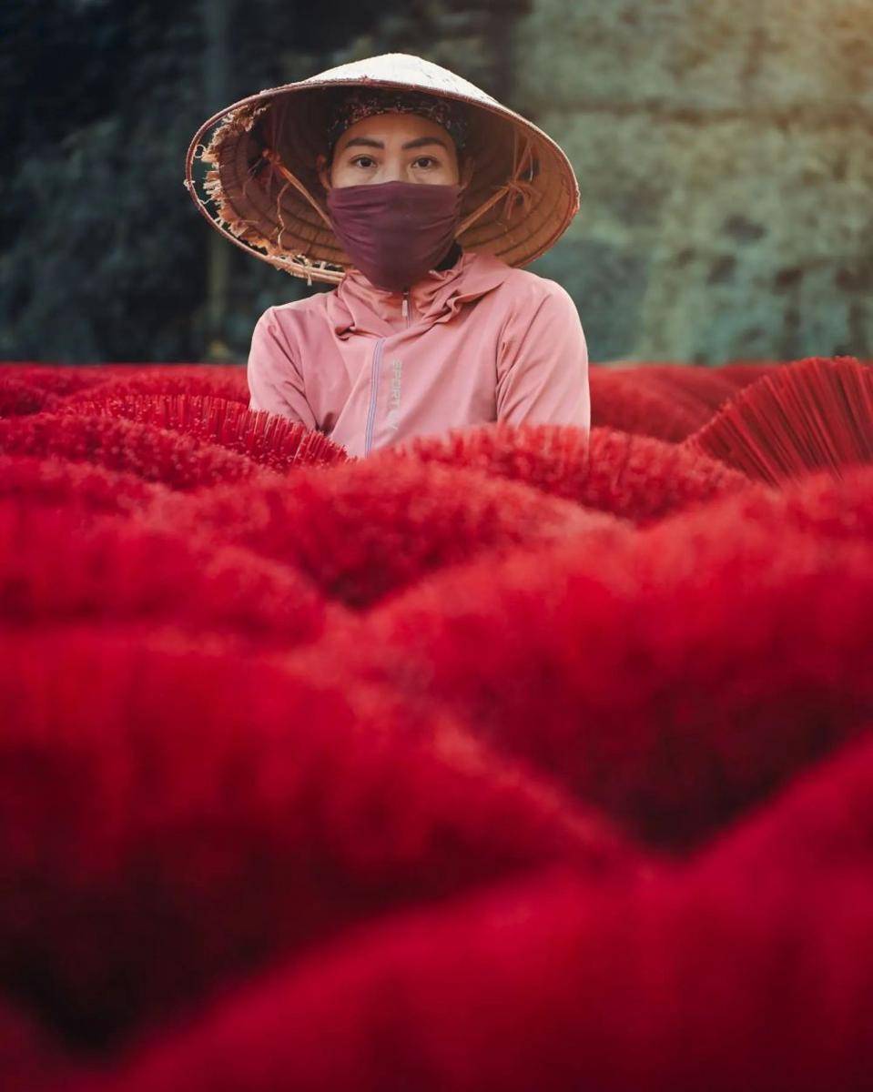 pengrajin dupa di Quang Phu Cau (instagram.com/viewofsam)
