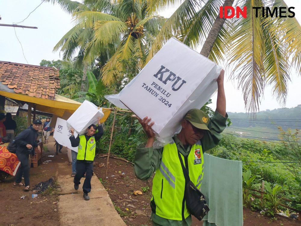 Jerih Payah Petugas Antar Logistik Pemilu 2024 ke TPS Terpencil