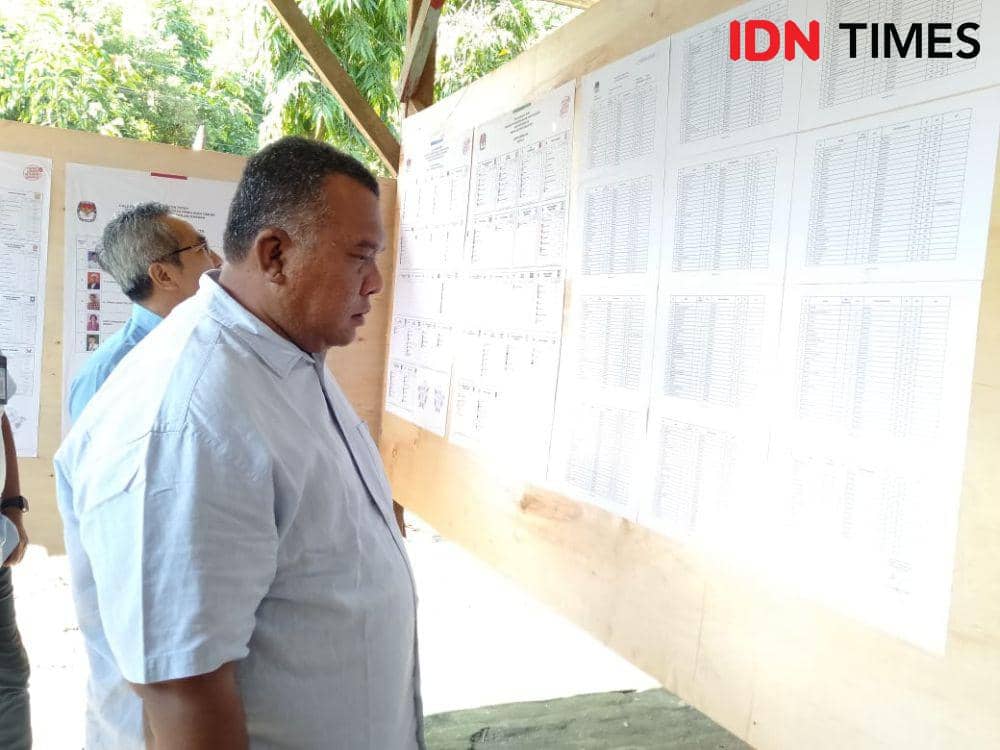 Ketua DPRD Bantul, Hanung Raharjo turut monitoring kesiapan TPS menggelar pemilu.(IDN Times/Daruwaskita)