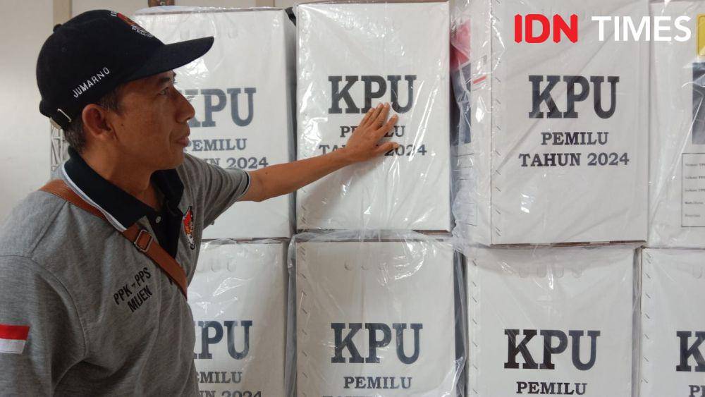 Ketua PPK Mijen Jumarno mengecek ulang kotak suara yang terbungkus plastik. (IDN Times/Fariz Fardianto)