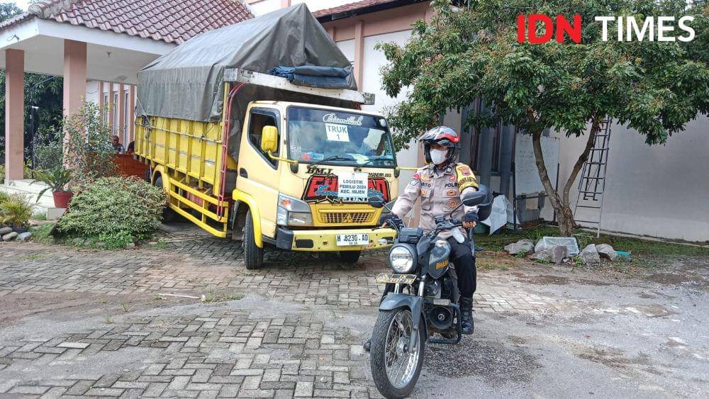 Seorang babin saat mengawal perjalan truk yang membawa logistik Pemilu dari Kantor Kecamatan Mijen. (IDN Times/Fariz Fardianto)