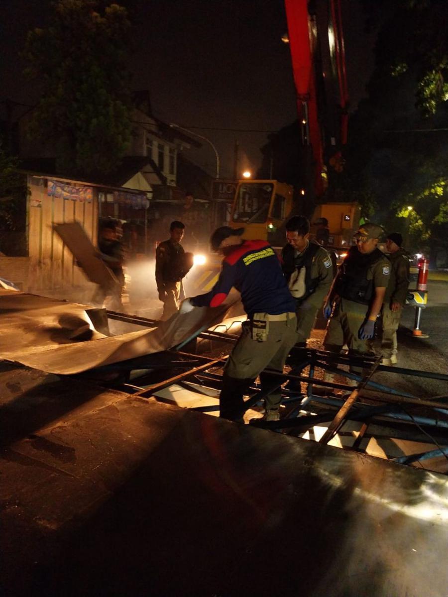 Satpol PP Kota Bandung Turunkan 48 Ribu Alat Peraga Kampanye di Masa Tenang
