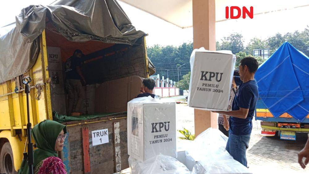Seorang pria memasukkan satu persatu kotak suara ke dalam truk di Kantor Kecamatan Mijen. (IDN Times/Fariz Fardianto)