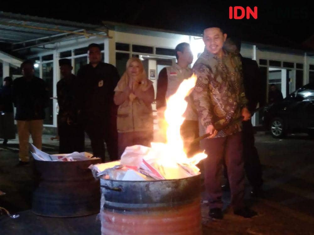 KPU Bantul musnahkan surat suara rusak dan berlebih.(IDN Times/Daruwaskita)