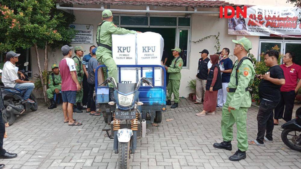 Seorang Linmas tampak nangkring di atas bak motor Tossa yang membawa tumpukan kotak suara dari Kantor Kelurahan Kuningan Semarang Utara menuju masing-masing TPS. (IDN Times/Fariz Fardianto)