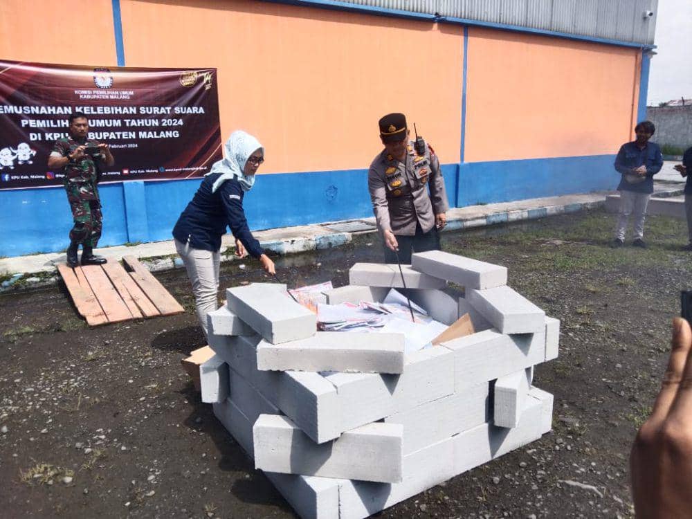 Proses pemusnahan surat surat oleh KPU Kabupaten Malang. (IDN Times/Rizal Adhi Pratama)