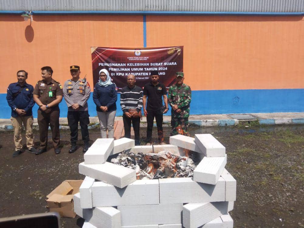 Proses pemusnahan surat surat oleh KPU Kabupaten Malang. (IDN Times/Rizal Adhi Pratama)