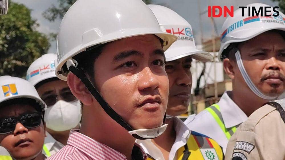 Walikota Solo Gibran Rakabuming Raka, tinjau proyek Elevated Rail Simpang Joglo. (IDN Times/Larasati Rey)