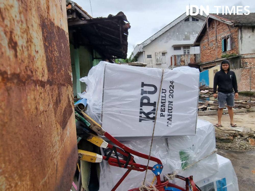 Penyaluran logistik dari kelurahan ke TPS (IDN Times/Rangga Erfizal)