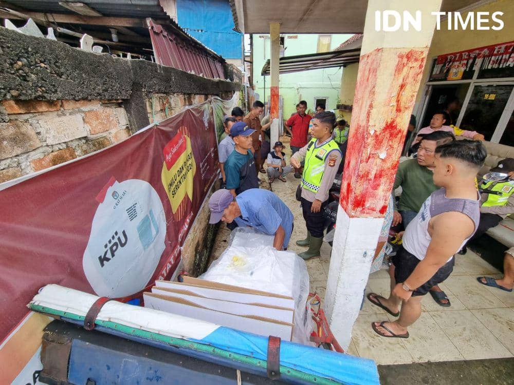 Penyaluran logistik dari kelurahan ke TPS (IDN Times/Rangga Erfizal)