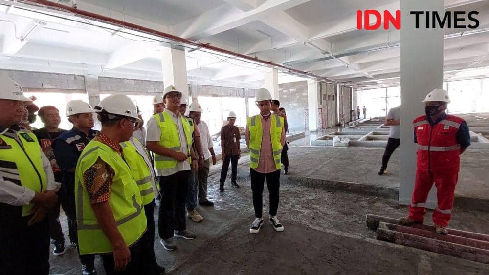 Walikota Solo Gibran Rakabuming Raka, tinjau proyek Pasar Jongke. (IDN Times/Larasati Rey)
