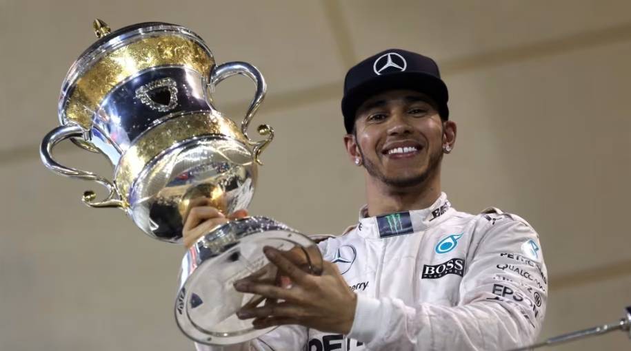 Lewis Hamilton memegang trofi kemenangan GP Bahrain 2015. (formula1.com)