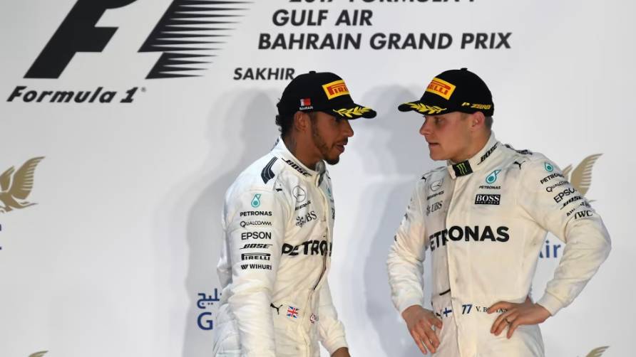 Lewis Hamilton (kiri) finis kedua dan Valtteri Bottas (kanan) finis ketiga di GP Bahrain 2017. (formula1.com)